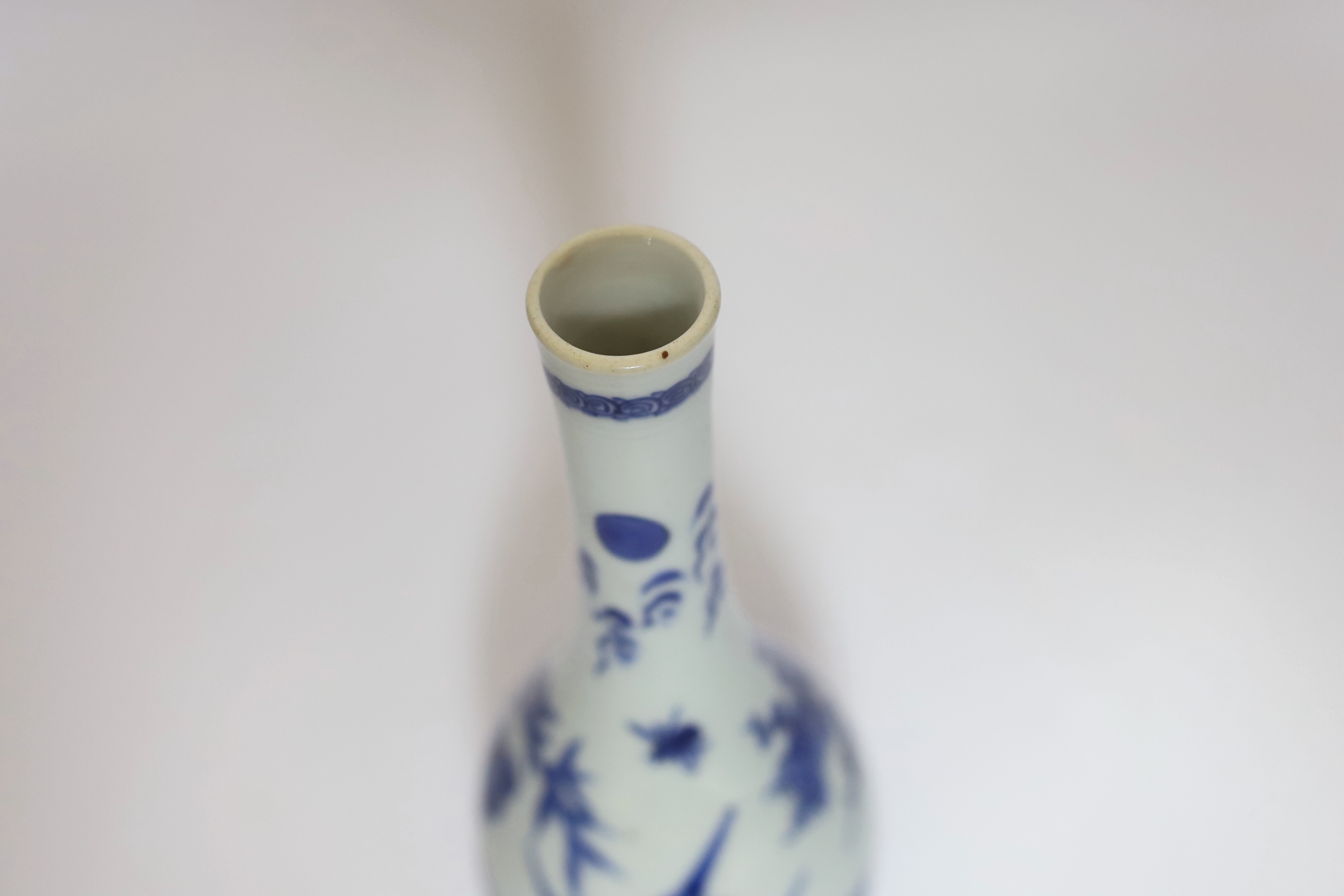 A Chinese blue and white bottle vase, Kangxi period, 22cm
